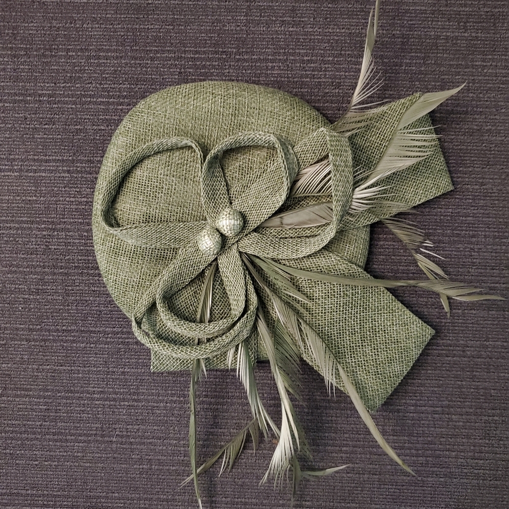 Elegant Green Fascinator with Feathers